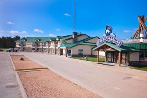 una strada vuota di fronte a un hotel di Bear Claw Casino & Hotel a Kenosee Park