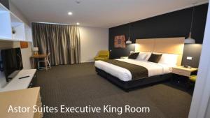 The Astor Suites客房内的一张或多张床位