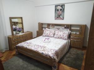 un dormitorio con una cama con un par de gafas de sol. en Apartamento Do Silva, en Mirandela