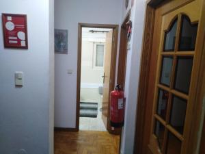un couloir avec une bouche d'incendie à côté d'une porte dans l'établissement Apartamento Do Silva, à Mirandela