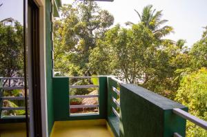 GREEN NEST HOSTEL, Baga-Arpora, North Goa的阳台或露台