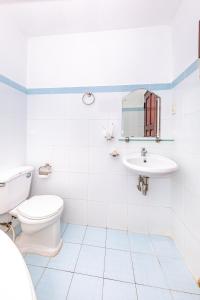 uma casa de banho com um WC e um lavatório em Minh Cat Hotel em Nha Trang