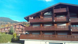 un gran edificio con balcones en un lateral en St Gervais, Home With A View; 3 Beds, Pkg, Central, en Saint-Gervais-les-Bains