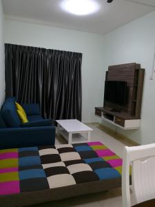 博坦谷的住宿－好生活樂園卡梅隆再也公寓，带沙发和电视的客厅