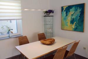 una mesa de comedor con un tazón encima en Rhine Pearl Hideaways, en Oberwesel