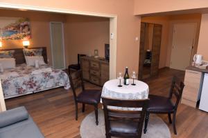 una habitación con mesa y sillas y un dormitorio en City apartments en Varna