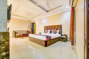Un dormitorio con una cama grande en una habitación. en Via CT Palace, en Bhopal