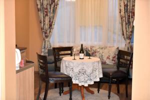 una mesa con 2 botellas de vino y sillas en City apartments en Varna