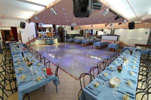 un salón de banquetes con una piscina en el medio en Villa Patrizia, en Mostacciano 69 fotos más