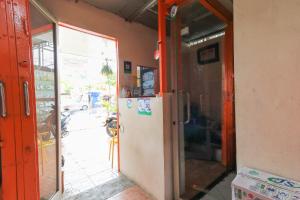 BalangberuにあるTechno Innの冷蔵庫付き建物の開口ドア