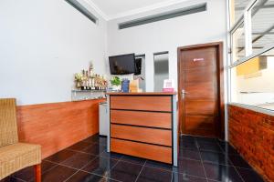 TV a/nebo společenská místnost v ubytování SUPER OYO 2209 Solo Point Guest House Syariah