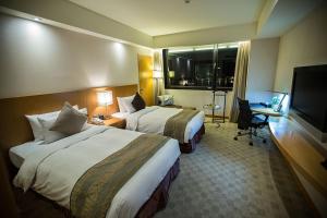 高雄的住宿－蓮潭國際會館，酒店客房设有两张床和电视。