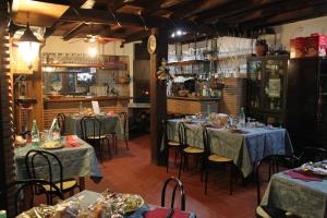 Un restaurante con mesas y sillas en una sala. en Villa Patrizia, en Mostacciano