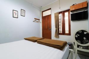 Tempat tidur dalam kamar di Jayagiri Guesthouse