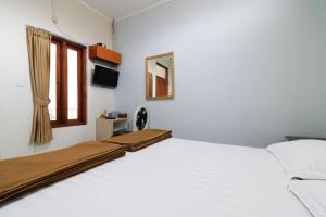 Postel nebo postele na pokoji v ubytování Jayagiri Guesthouse By Belgareti