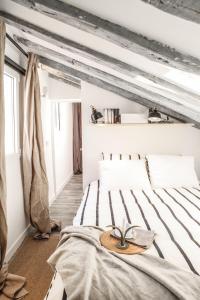 um quarto com uma cama grande e um feixe de madeira em Penthouse, 3Bed in Heart of Malasana em Madri