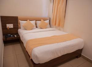 Hotel Sharda Residency客房内的一张或多张床位
