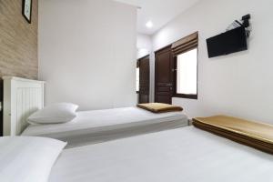 Postel nebo postele na pokoji v ubytování Jayagiri Guesthouse By Belgareti