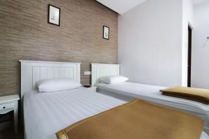 Postel nebo postele na pokoji v ubytování Jayagiri Guesthouse By Belgareti