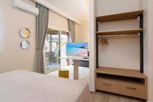 TV a/nebo společenská místnost v ubytování Iliana Apartments