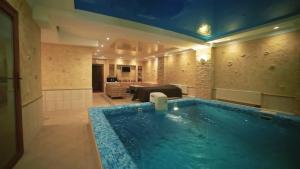 - une grande piscine dans le salon dans l'établissement Noviy Otel, à Smolensk