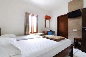 Postel nebo postele na pokoji v ubytování Jayagiri Guesthouse By Belgareti