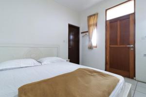Postel nebo postele na pokoji v ubytování Jayagiri Guesthouse By Belgareti
