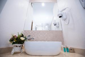 Koupelna v ubytování Grand Hotel Traian