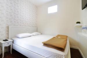 Postel nebo postele na pokoji v ubytování Jayagiri Guesthouse By Belgareti