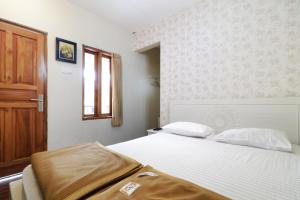 Postel nebo postele na pokoji v ubytování Jayagiri Guesthouse By Belgareti
