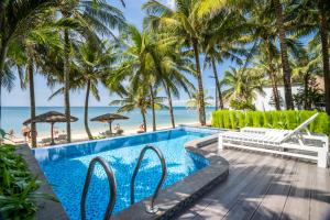 Bazén v ubytování L'Azure Resort and Spa nebo v jeho okolí