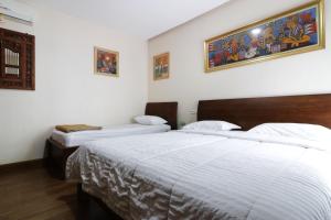 Postel nebo postele na pokoji v ubytování Jayagiri Guesthouse By Belgareti