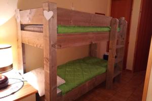 Двухъярусная кровать или двухъярусные кровати в номере Ski chalet Cervinia MARTINO e Bassi