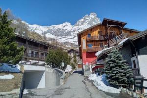a ski resort with a mountain in the background at Ski chalet Cervinia MARTINO e Bassi in Breuil-Cervinia
