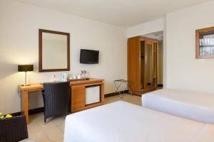 Postel nebo postele na pokoji v ubytování Hotel Santika Bandung