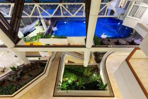 Bazén v ubytování Hotel Santika Bandung nebo v jeho okolí