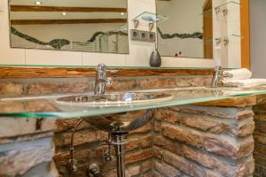 une salle de bain avec un lavabo et un miroir dans l'établissement Auschlössl Appartements - Reiteralm, à Schladming 175 autres photos