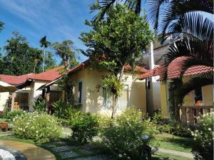 una casa gialla con tetto rosso di Sun & Wind Paradise Bungalow a Phu Quoc