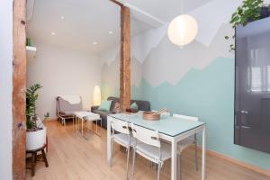 a dining room with a table and chairs and a couch at Amparo in Madrid