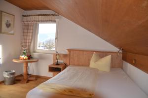 Кровать или кровати в номере Gästehaus Maria