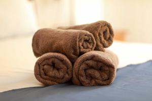 A bed or beds in a room at Home FTV, by Comfortable Luxury