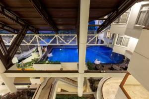 Bazén v ubytování Hotel Santika Bandung nebo v jeho okolí