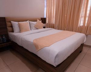 Hotel Sharda Residency客房内的一张或多张床位
