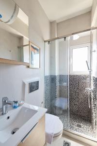 łazienka z prysznicem, toaletą i umywalką w obiekcie toStay-Unique apartment hotel in Athens center! w Atenach +37 zdjęć