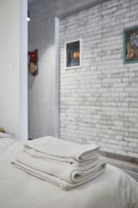 Postel nebo postele na pokoji v ubytování toStay-Unique apartment hotel in Athens center!
