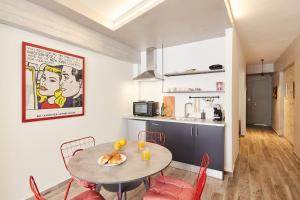 kuchnia i jadalnia ze stołem i krzesłami w obiekcie toStay-Unique apartment hotel in Athens center! w Atenach