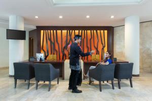 TV a/nebo společenská místnost v ubytování Hotel Santika Bandung