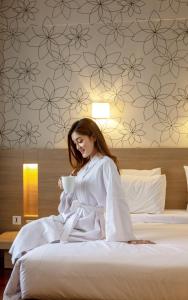 Postel nebo postele na pokoji v ubytování Hotel Santika Bandung