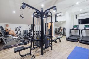 Fitness centrum a/nebo fitness zařízení v ubytování Palmyrah Surin Beach Residence