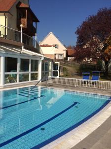 Basen w obiekcie THERMEN - APARTMENT BIODORF Bad Waltersdorf lub w pobliżu